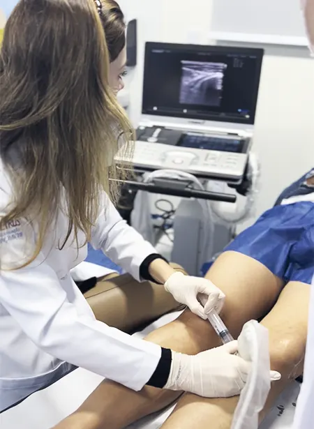 IMOV - Proloterapia sendo realizada em tendões da pata de ganso. Procedimento guiado por ultrassonografia